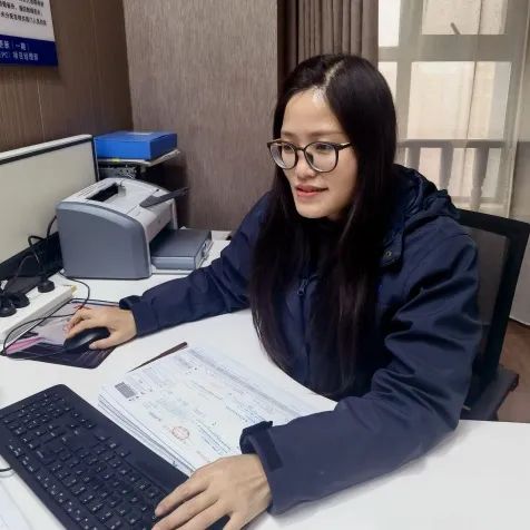 工作不能丢 慈父需关爱：中交二公局女职工张娟带着老父去上班