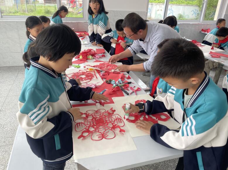 太湖徐桥镇：以纸为“媒”，非遗文化进校园